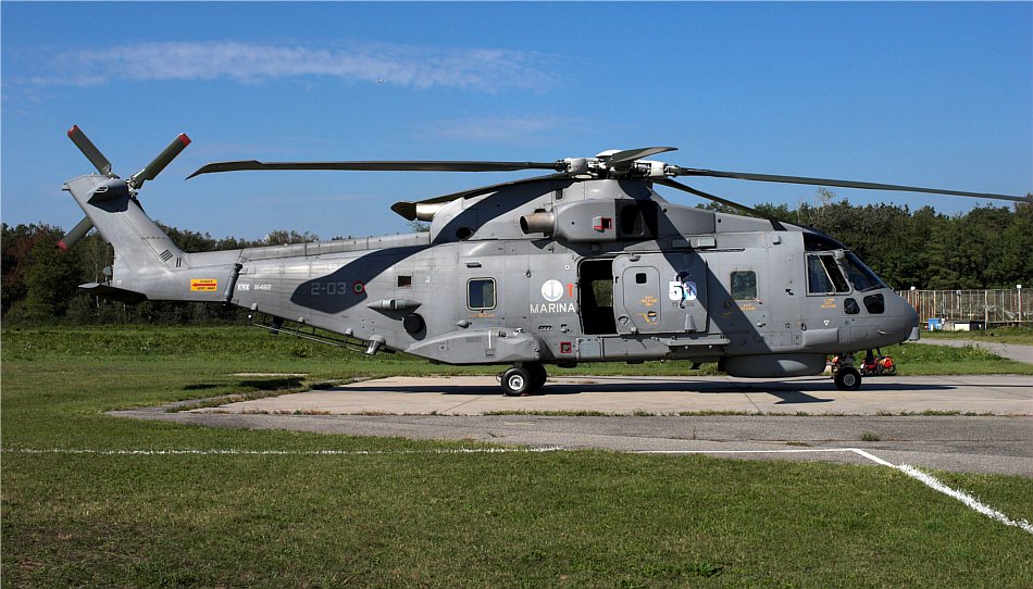 Lo AW-101 rappresenta attualmente il peso massimo della produzione AgustaWestland ed è stato ordinato per le forze armate di Canada, Danimarca, Giappone, Gran Bretagna, Portogallo, USA, oltre all'Italia AW-101 2-03 della Marina Militare Italiana