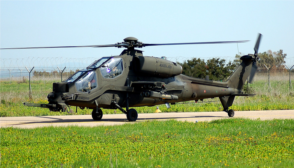 Nonostante che il Mangusta sia stato il primo vero elicottero da combattimento europeo, la sua diffusione è stata limitata al solo Esercito Italiano. Solo recentemente è stata acquisita una commessa dell'Esercito Turco. A-129CBT della Cavalleria dell'Aria dell'Esercito Italiano