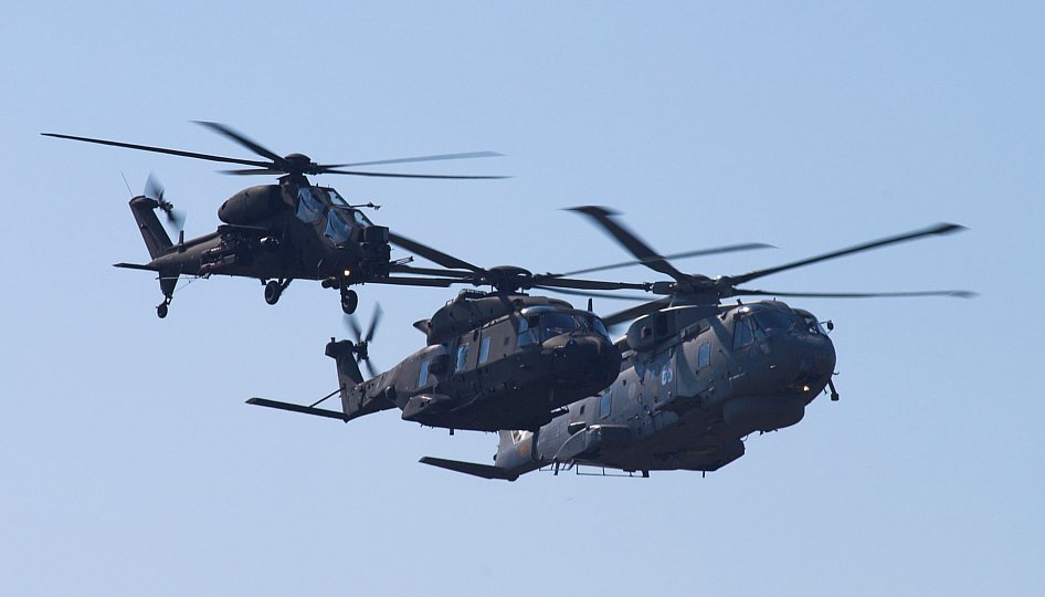 Formazione stretta dei tre principali prodotti AgustaWestland per il settore difesa: AW-129CBT, NH-90 e AW-101 (ex EH-101). mixed formation flight AW-129, NH-90, AW-101