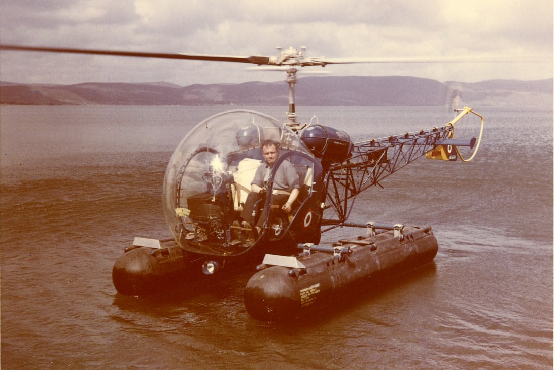 Nel 1954 Agusta iniziò la produzione su licenza del Bell B-47 nelle versioni G/G-2 e J. Nella foto la MM80053 (AB-47G-2), effettua delle prove con i galleggianti sul Lago di Bracciano, nei pressi di Vigna di Valle. (Ph. Courtesy MUSEO AGUSTA) AB-47G-2 MM80053