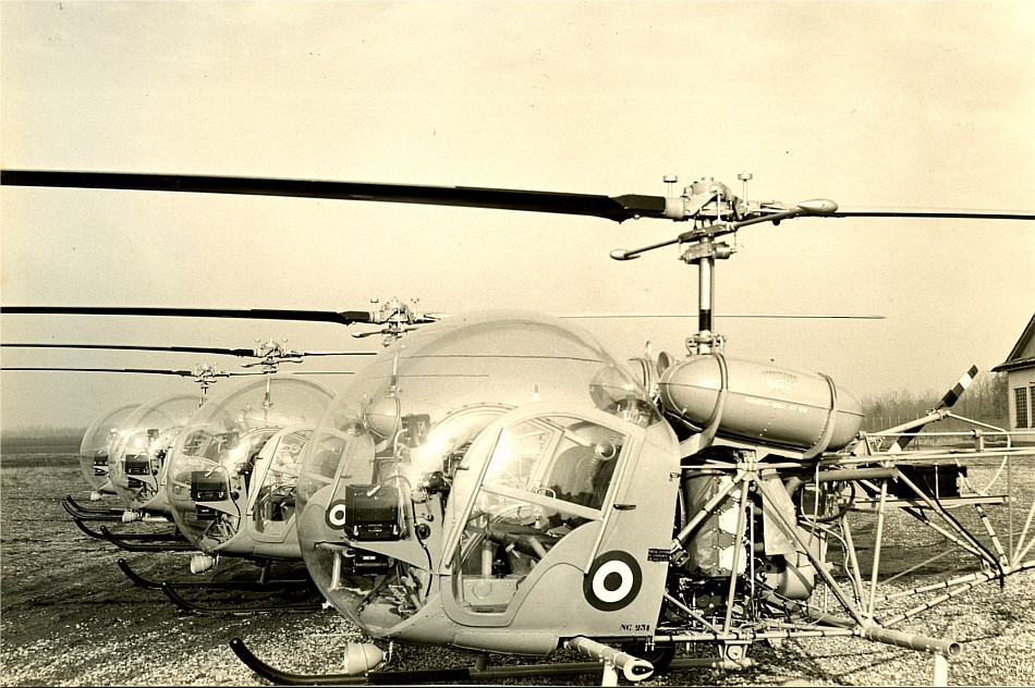 AB-47G-2 prodotti per la Guardia di Finanza sono allineati sul piazzale di Cascina Costa. In primo piano lo NC.231 (MM80128/-10). (Ph. Courtesy MUSEO AGUSTA) AB-47G-2 Guardia di Finanza