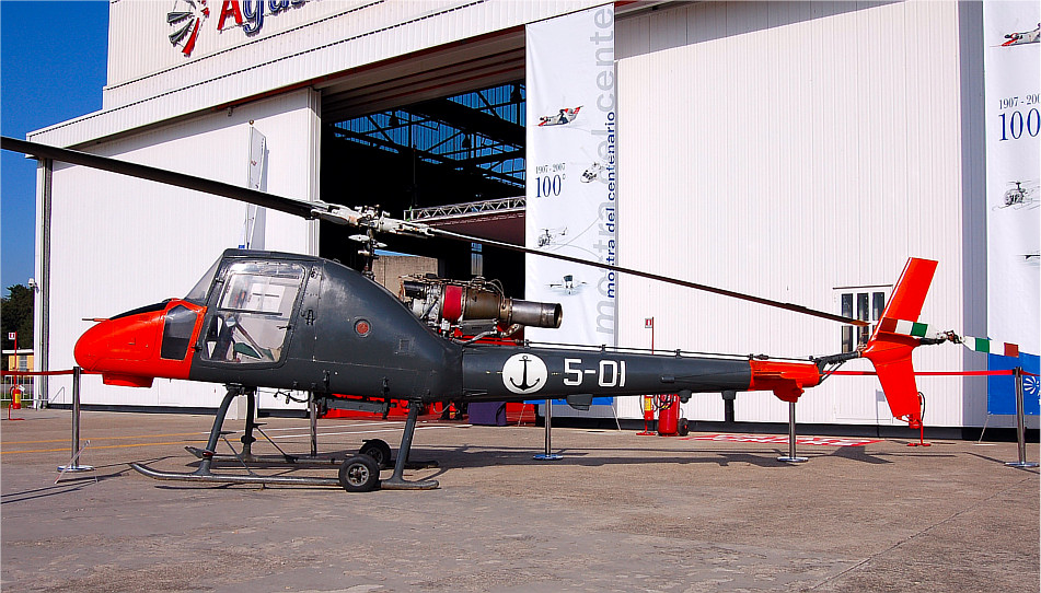 La MM5001N/5-01 fu il primo dei due prototipi sperimentali dello A-106. Questo venne sviluppato per la Marina Militare come elicottero imbarcato leggero, di ridotte dimensioni ed equipaggiabile con siluri o cariche di profondità. (Ph. Courtesy Roberto Rossi/MUSEO AGUSTA) A-106 MM5001N 5-01