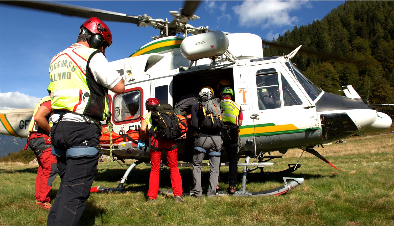 Imbarco barellato su AB-212 GDF. (ph: AMI/Troupe Azzurra) Imbarco barellato su AB-212 GDF.