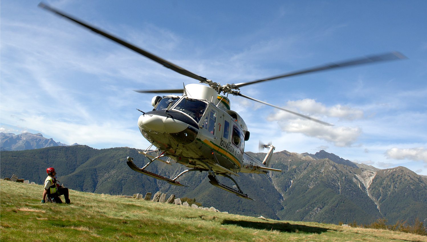 AB-412 GDF in alta montagn. (ph: AMI/Troupe Azzurra) AB-412 GDF in alta montagna. (ph: AMI/Troupe Azzurra)
