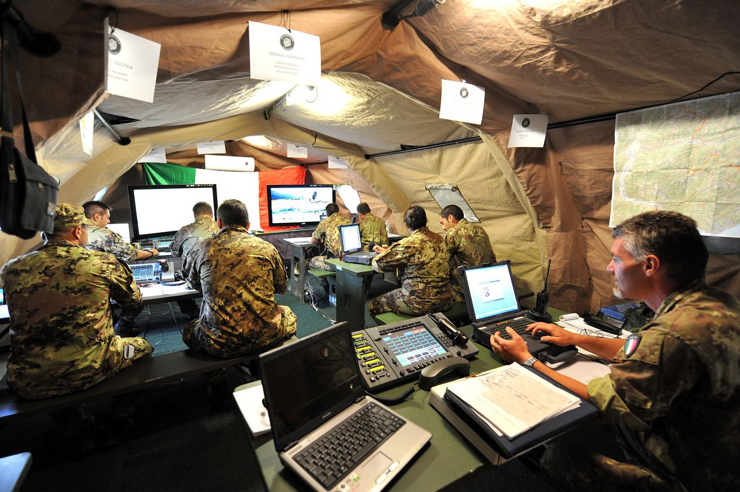 La sala operativa del Comando Logistico. (ph: AMI/Troupe Azzurra) La sala operativa del Comando Logistico