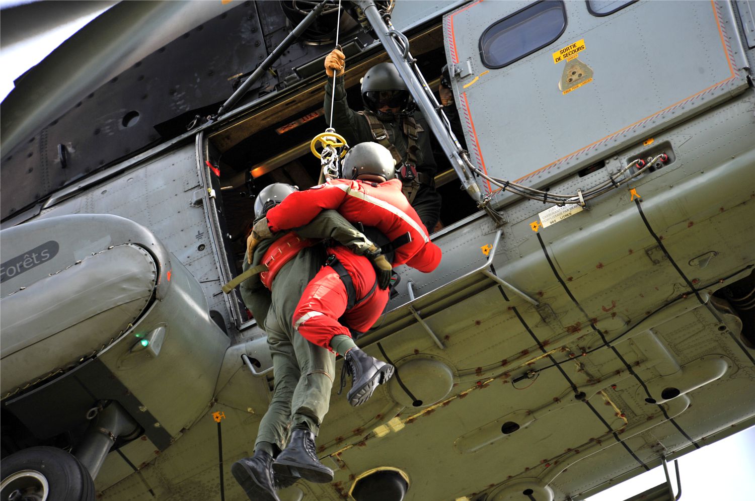 Recupero di un pilota militare da parte dello AS.332C francese (ph: AMI/Troupe Azzurra) AS.332C_2093_FRENCH_AIR_FORCE