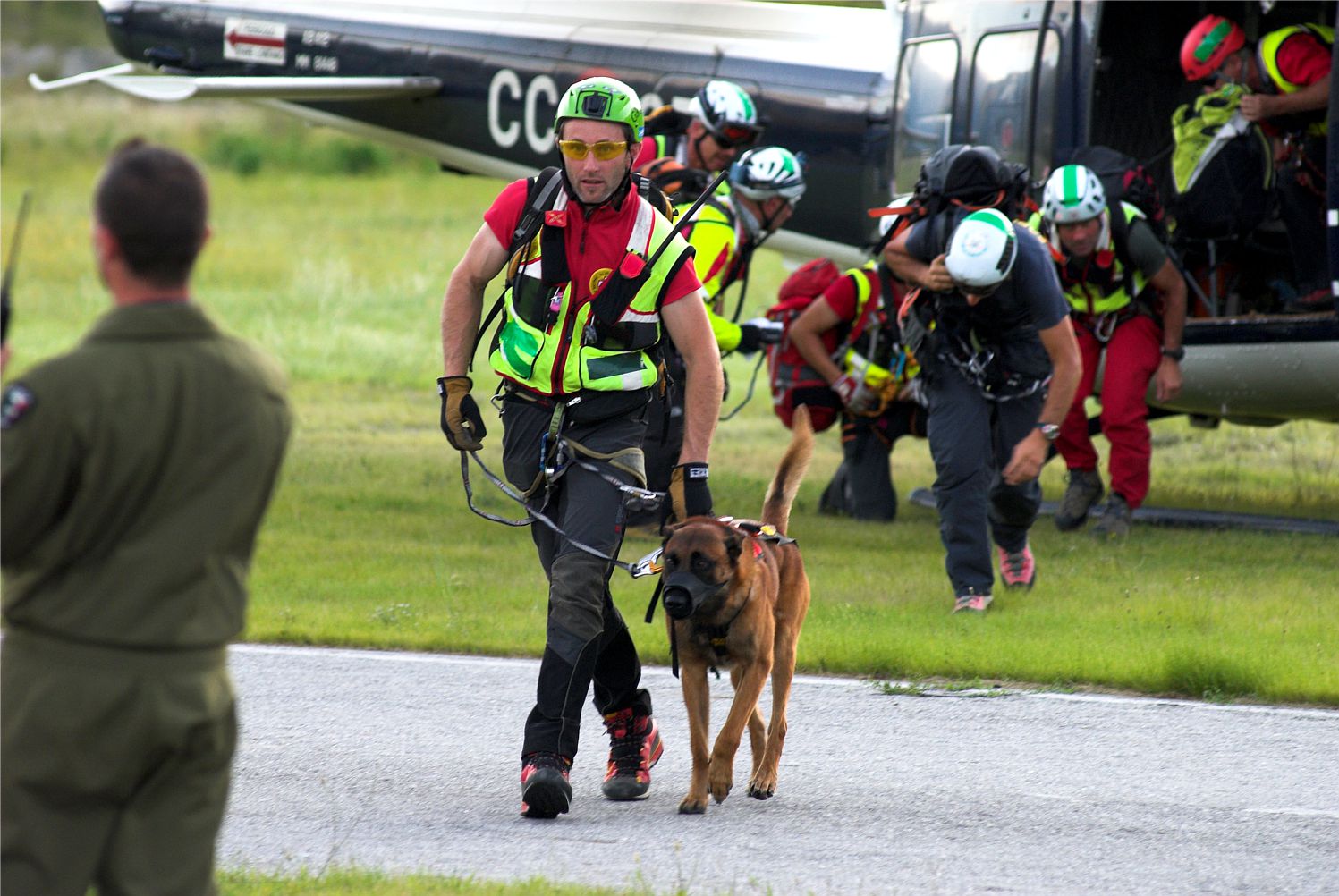 Sbarco operatori del Soccorso Alpino da un AB-412 dei Carabinieri Sbarco operatori del Soccorso Alpino da un AB-412 dei Carabinieri
