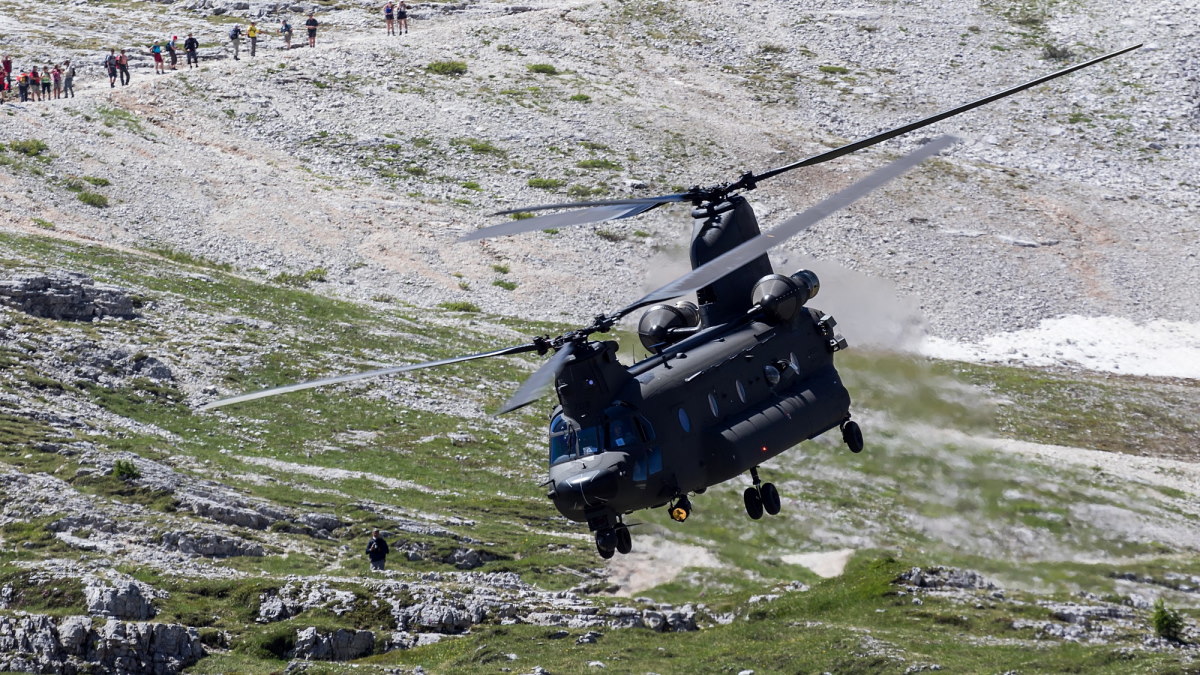 ICH-47F Chinook durante le operazioni di infiltrazione truppe. Photo © Alberto Celsan - click for the slideshow