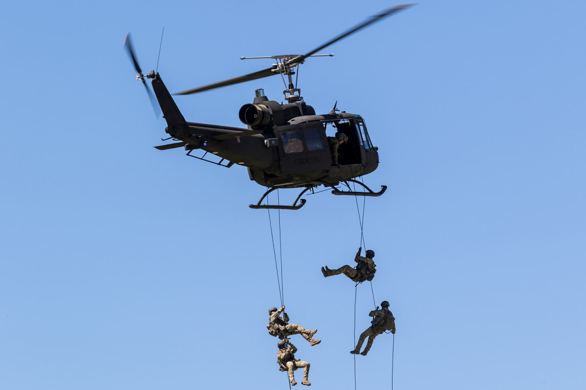 UH-205A durante infiltrazione Ranger.
photo © Alberto Celsan - click for the slideshow