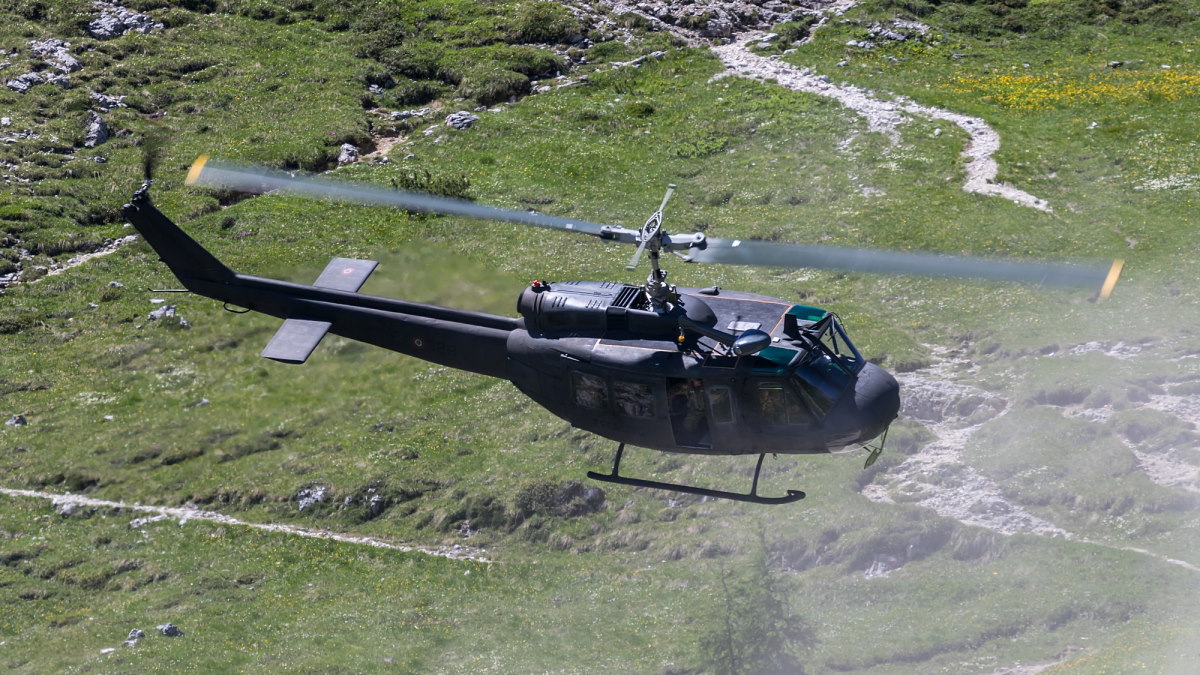UH-205A durante il trasporto di un mortaio al gancio baricentrico. Photo © Alberto Celsan - click for the slideshow