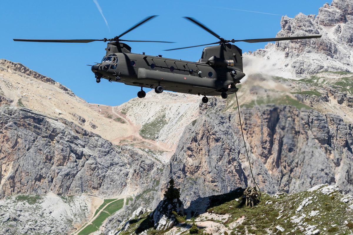 Estrazione truppe da parte del Chinook. -
photo © Alberto Celsan - click for the slideshow