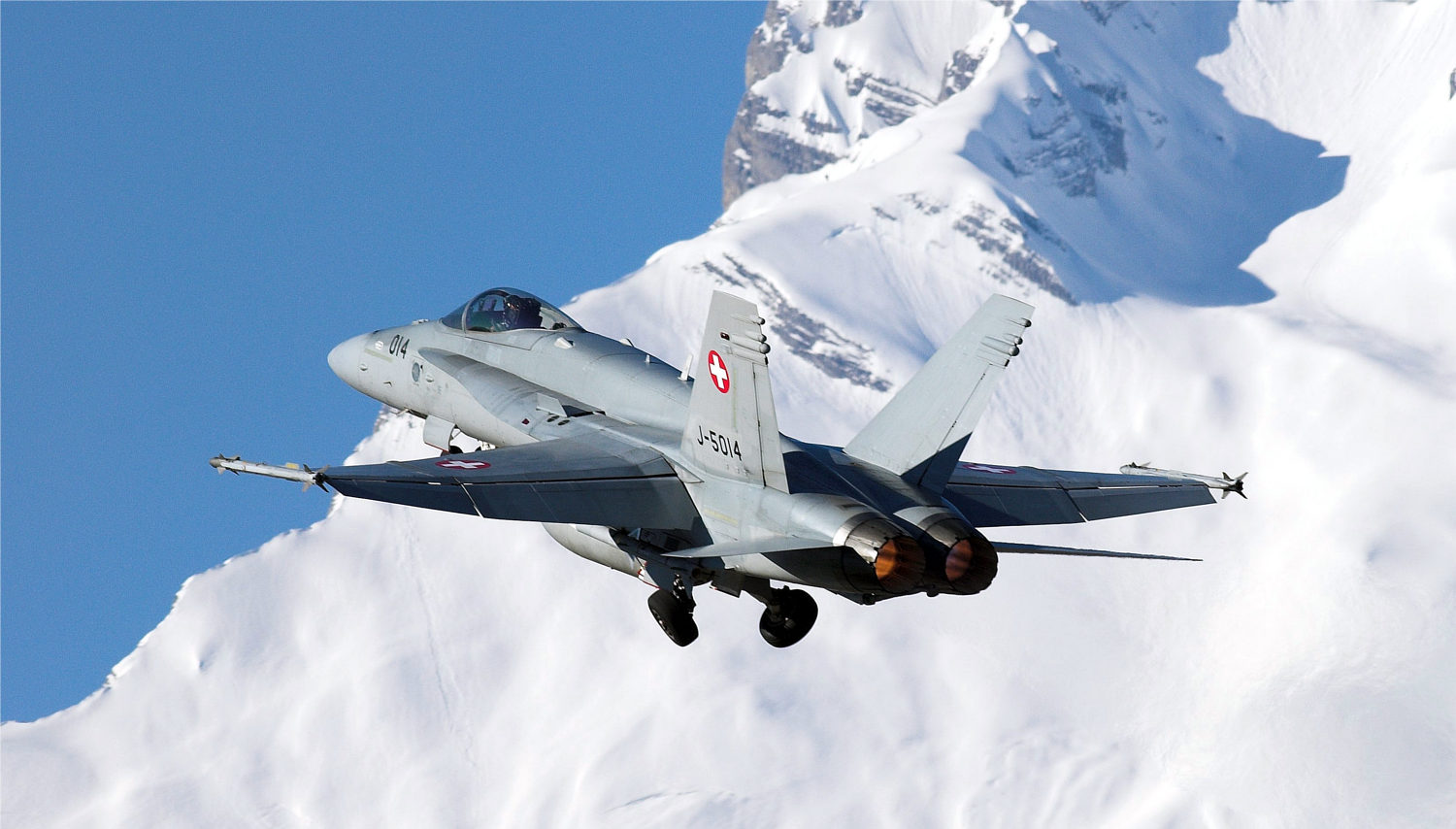 Un F-18C decollato da Sion verso l'area di Davos F-18C J-5014
