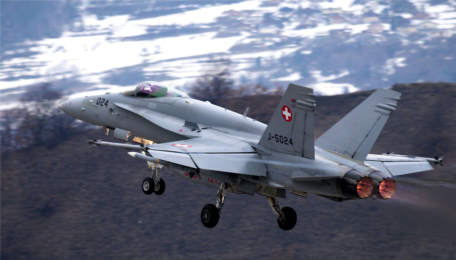 Un F-18C al decollo. F-18C decollo
