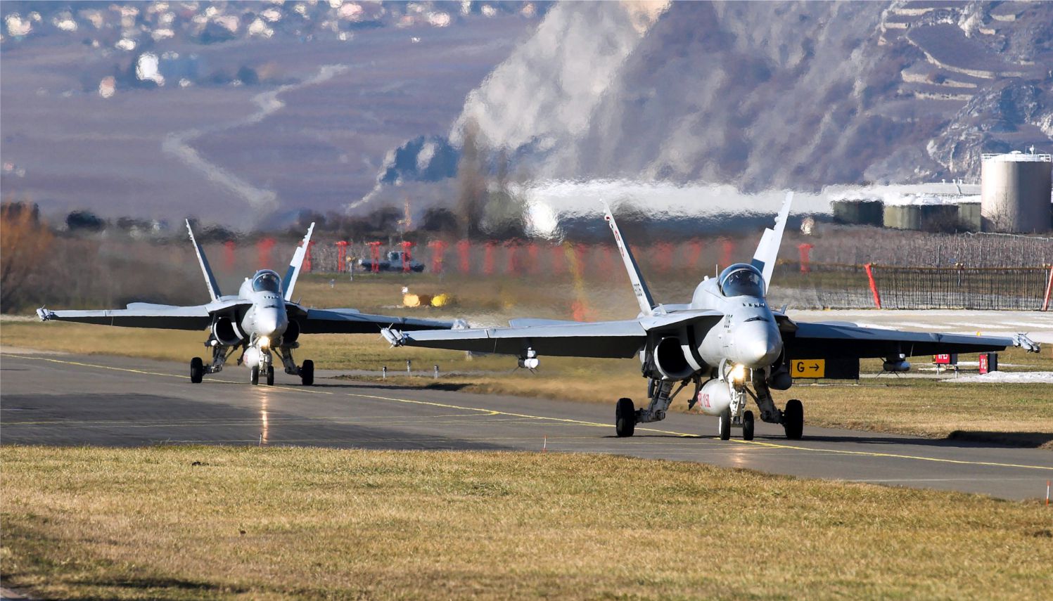 Una coppia di F-18 rulla per il decollo. alt=