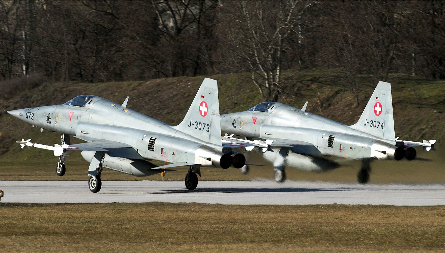 Una coppia di Tiger in decollo armati con gli ormai anziani AIM-9P Tigers in decollo