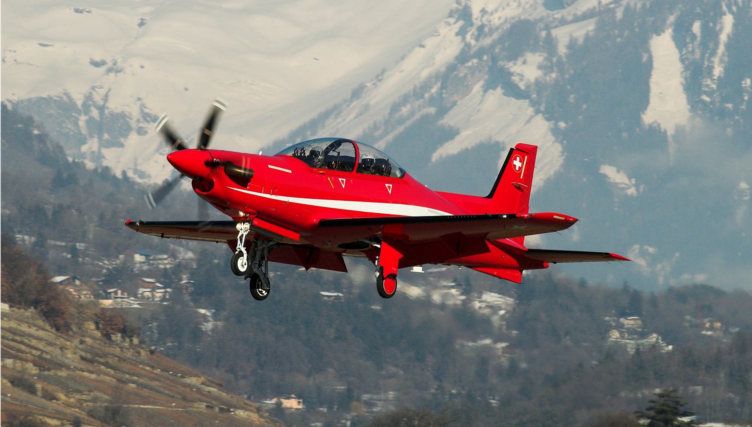 Anche i turboelica PC-12 sono stati impiegati per compiti operativi alle quote più basse. PC-12 in atterraggio con nuova colorazione