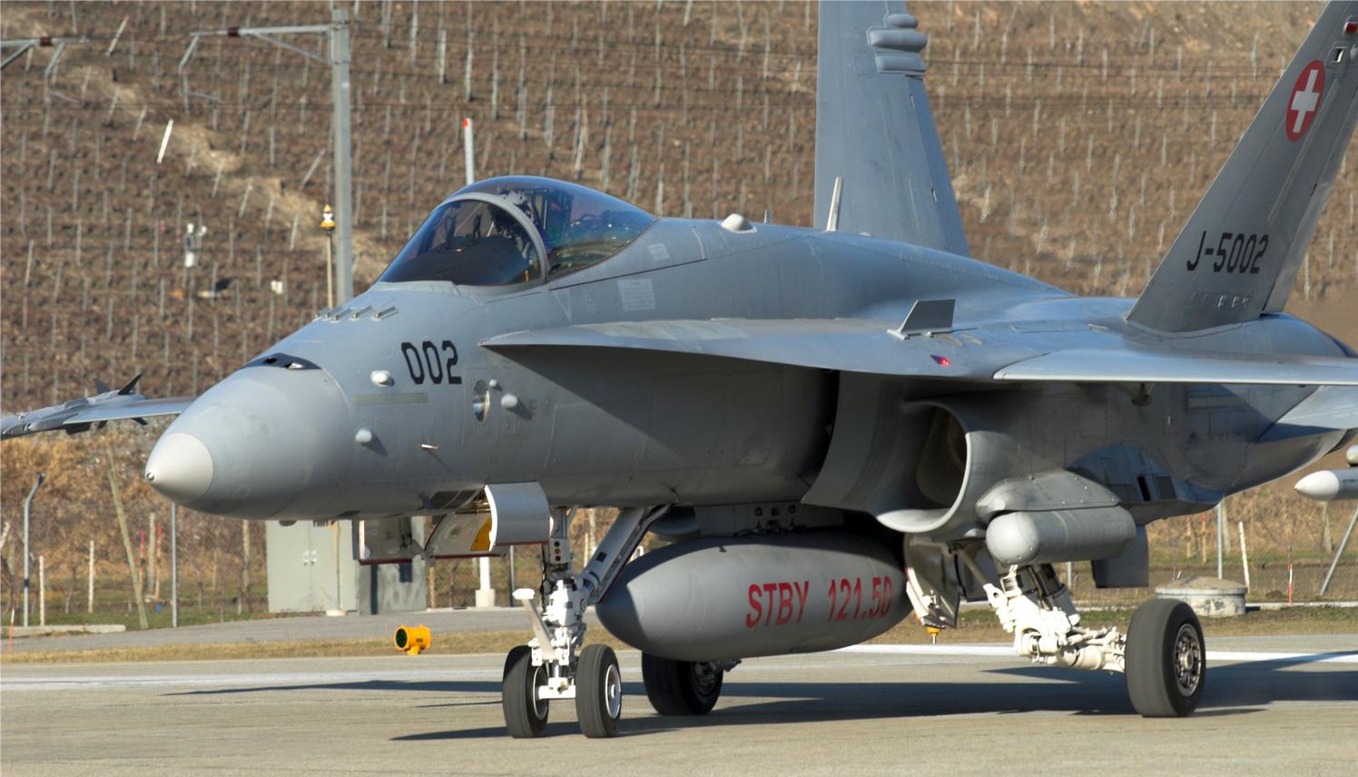 Ben visibile il pod Raytheon AN/ASQ-228A(V) ATFLIR (Advanced Tactical Forward Looking Infra-Red) montato sulla stazione ventrale di sinistra. In questa configurazione, gli AIM-120B vengono montati sui pylons alari. F-18C con ATFLIR