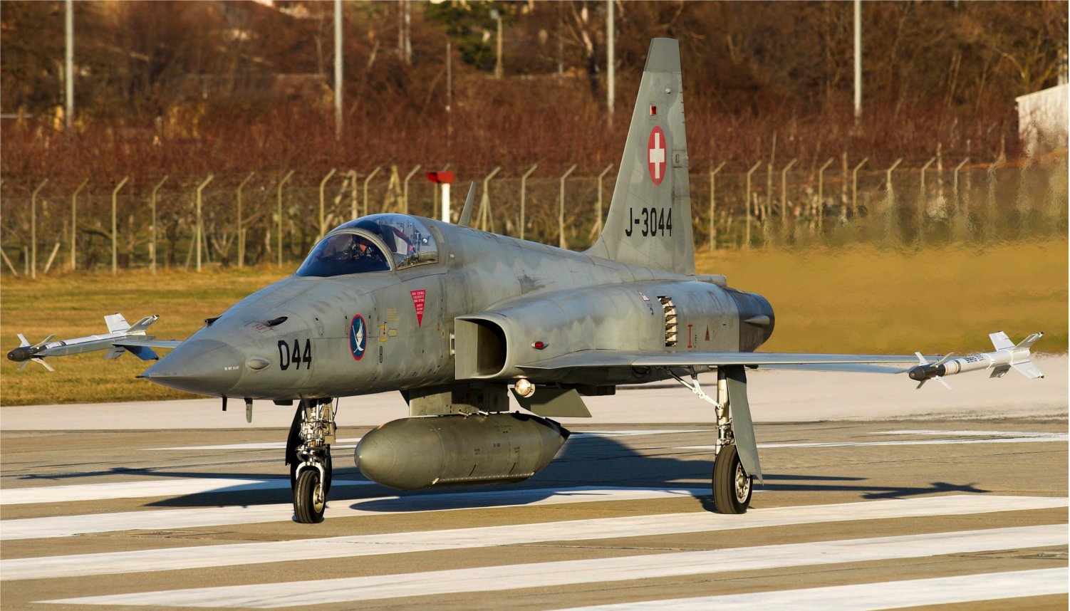 Un F-5E Tiger rientra da una missione al tramonto. F-5E