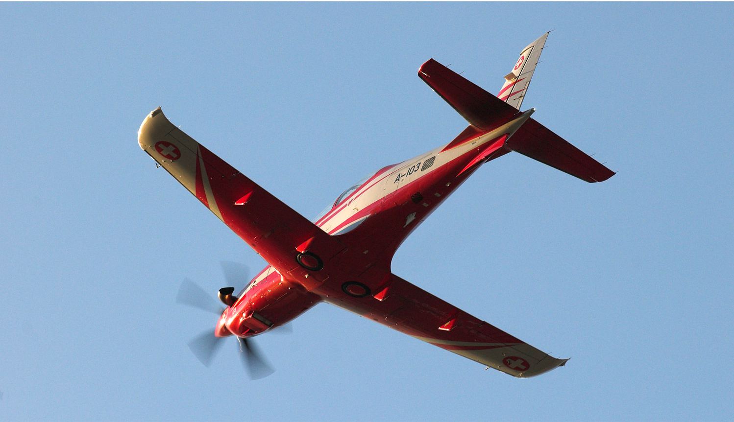 Un PC-12 sorvola la base di Sion. PC-12