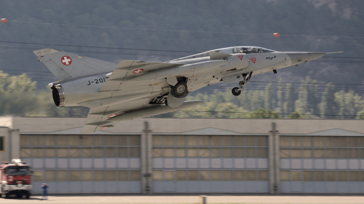 Il Mirage IIIDS in decollo mostra la sua elegantissima silouette.....- copyright © Mauro Finati - click for the slideshow