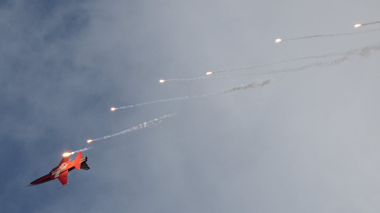 Decollo in coppia per i Tiger della Patrouille Suisse. - copyright © Mauro Finati - click for the slideshow