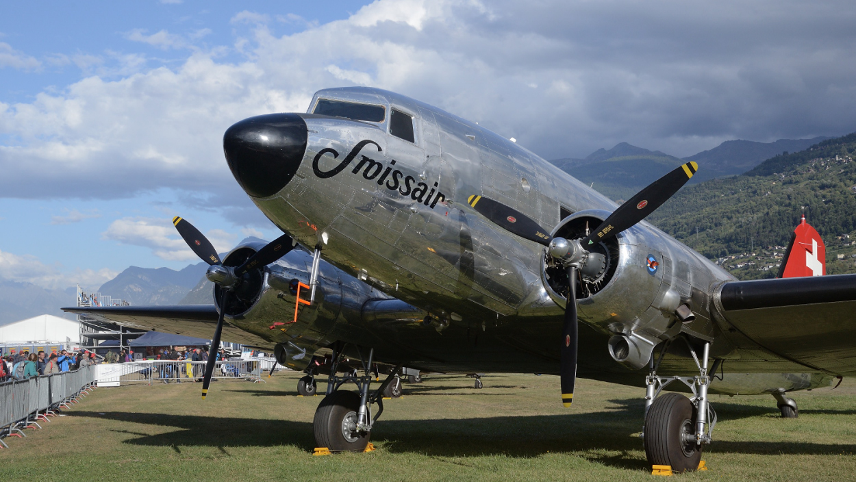 L'impeccabile DC-3 (N431HM) del 1943 della Classic Formation- photo © Mauro Finati - click for the slideshow