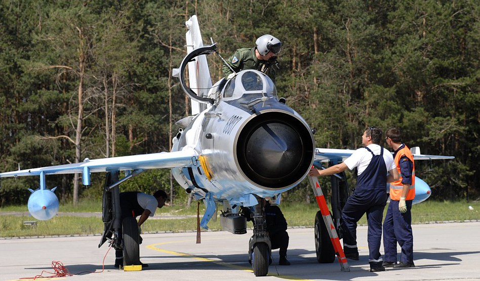 Romanian Air Force: MIG-21 Lancer C 861 Esc. post-flight FAR Lancer C 861 EAV post-flight