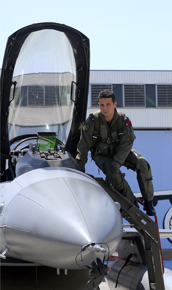 Turkish Air Force: un pilota del 161 Filo THK: F-16C 161 Sqn. pre-volo