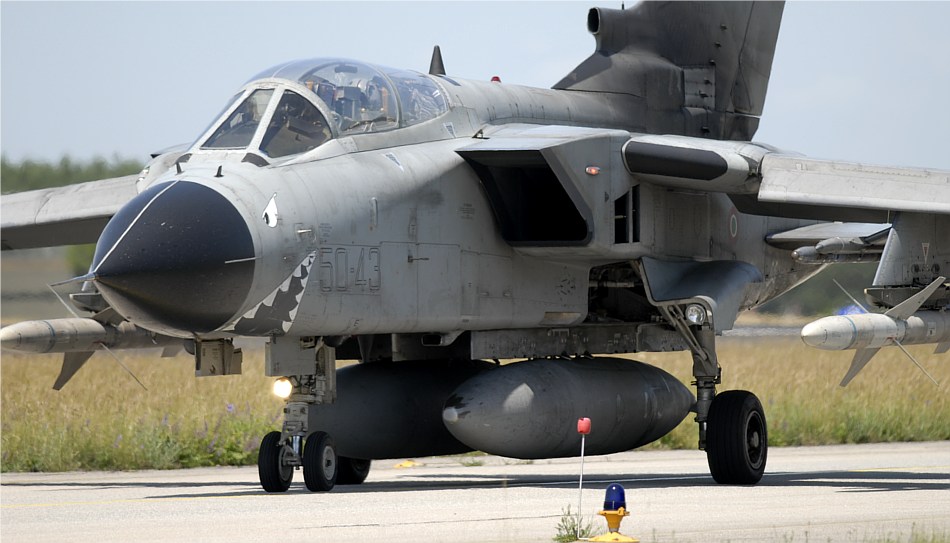 Italian Air Force: Tornado ECR 155 Sqn. ETS al rullaggio AMI Tornado ECR 155 Sqn rullaggio