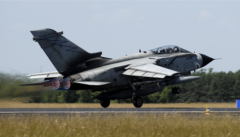 Italian Air Force: Tornado ECR del 155 Sqn al decollo durante una missione pomeridiana. AMI: Tornado ECR 155 Sqn. al decollo