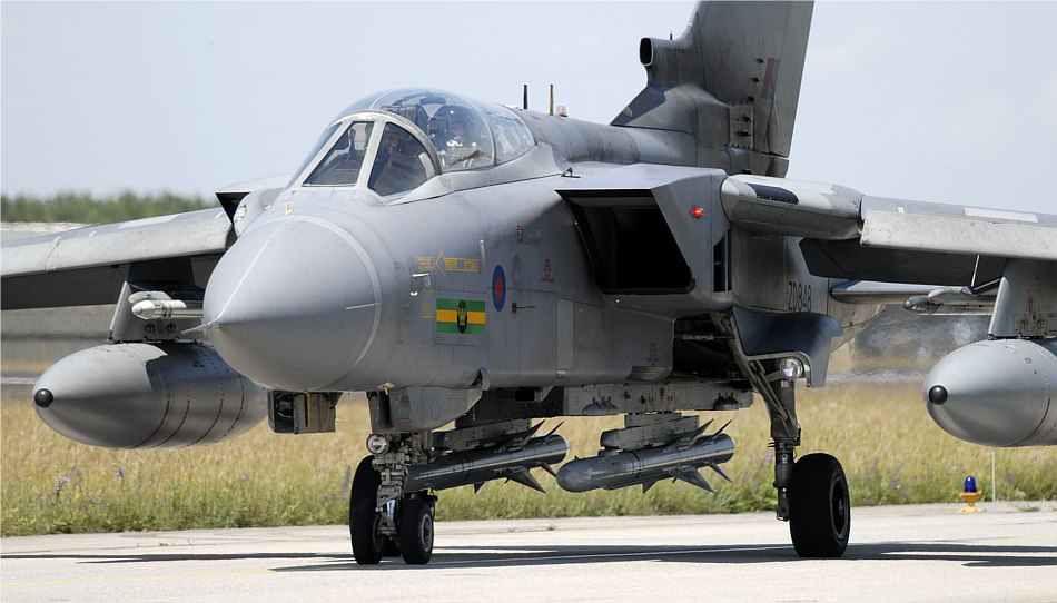 Royal Air Force: Tornado GR4 del IX(B) Sqn. in rullaggio per il decollo RAF Tornado GR4 9(B)Sqn.