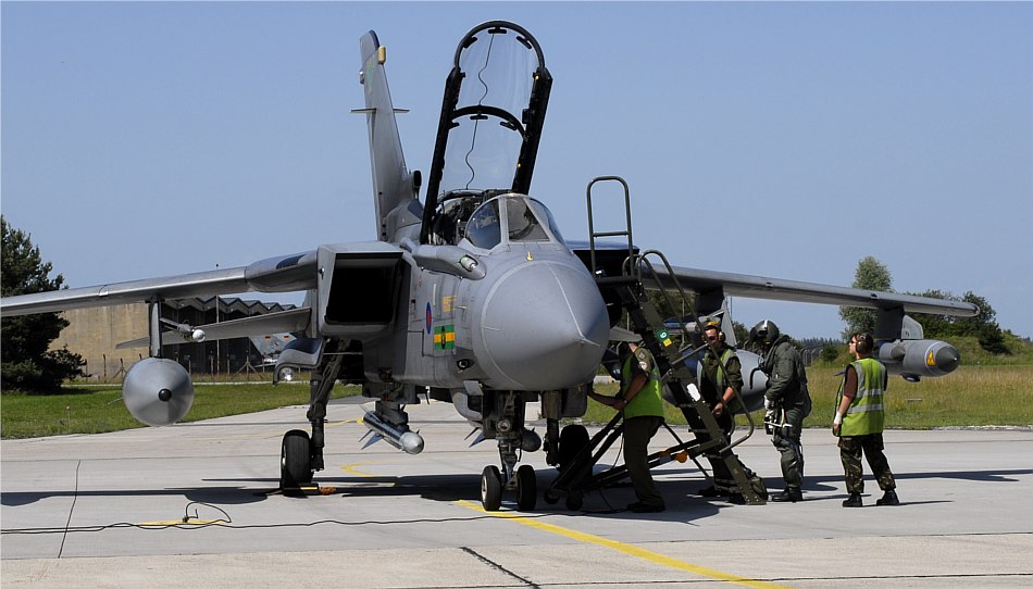 Royal Air Force: un equipaggio al rientro da una missione RAF Tornado GR4 9(B)Sqn with crew