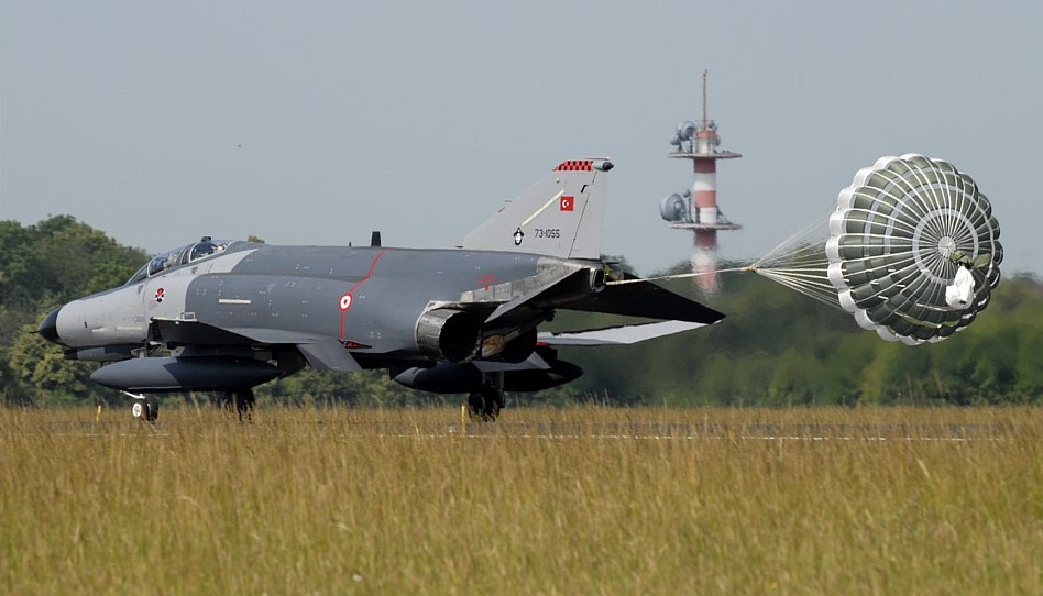 Turkish Air Force: F-4E-2020 171 Filo al rientro THK: F-4E-2020 171 Sqn. con parafreno