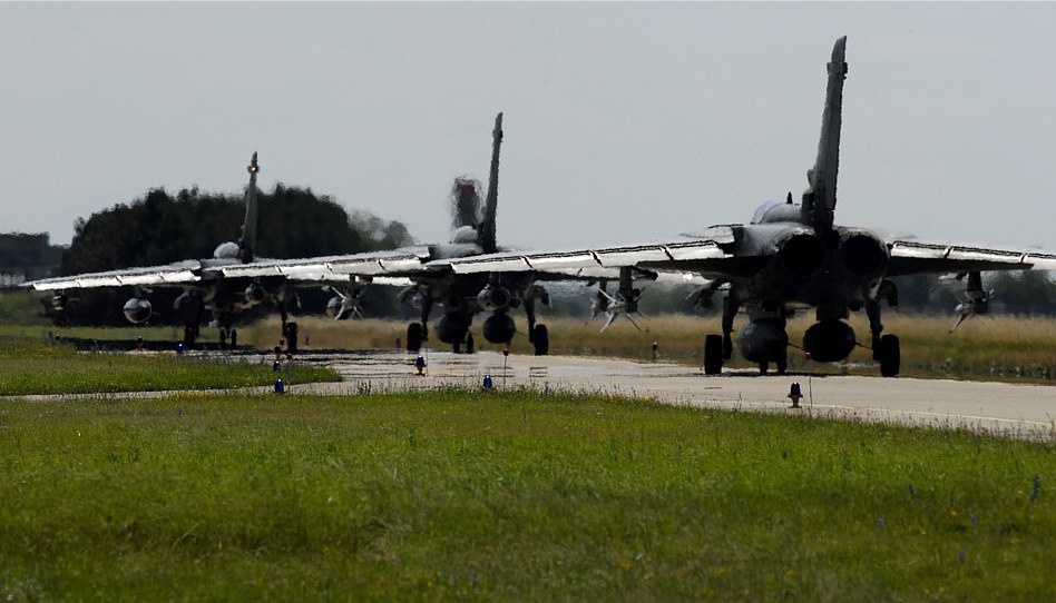 Italian Air Force: Tornado ECR del 155 Sqn in rullaggio per il decollo AMI Tornado ECR 155 Sqn rullaggio