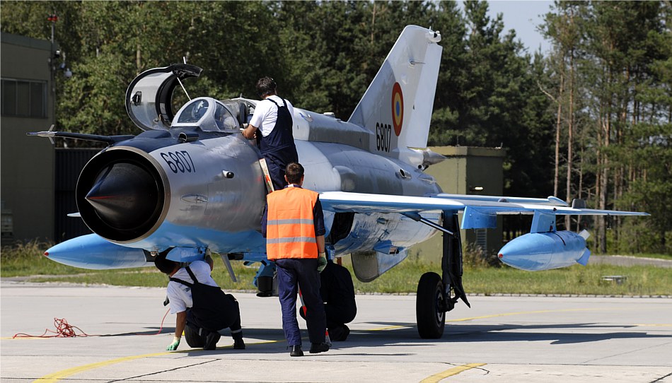 Romanian Air Force: MIG-21 Lancer C 861 Esc. post-flight maintenance FAR Lancer C 861 EA post-flight
