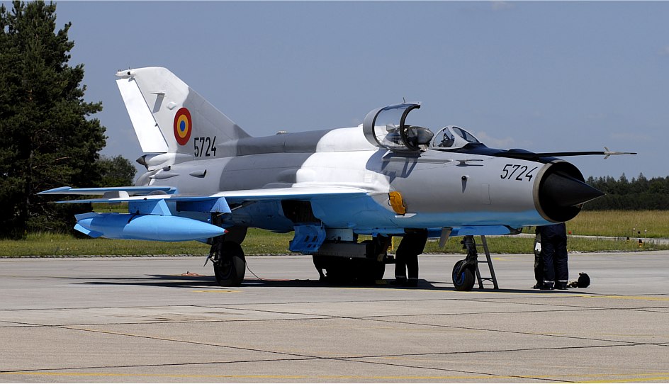 Romanian Air Force: MIG-21 Lancer C 861 Esc. al rientro da una missione FAR Lancer C 861 EA post-flight