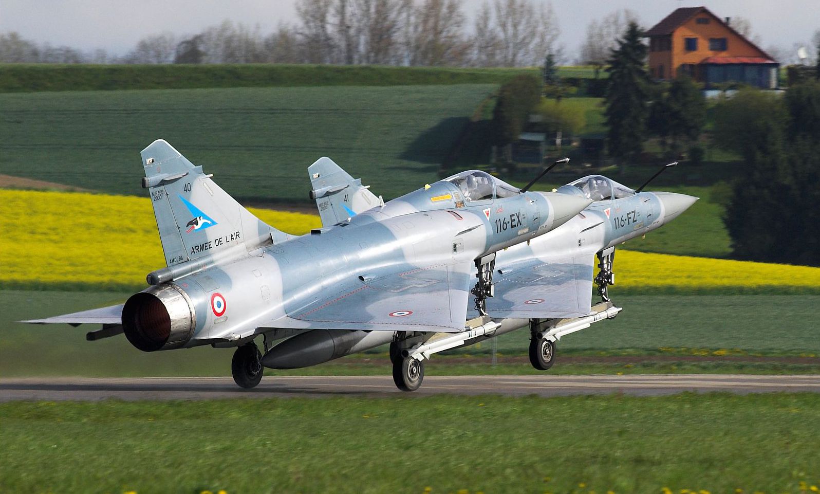 Una coppia di Mirage 2000-5F dell'EC 1.2 'Cicognes' in decollo da Payerne per una missione. Mirage 2000-5F al decollo in coppia