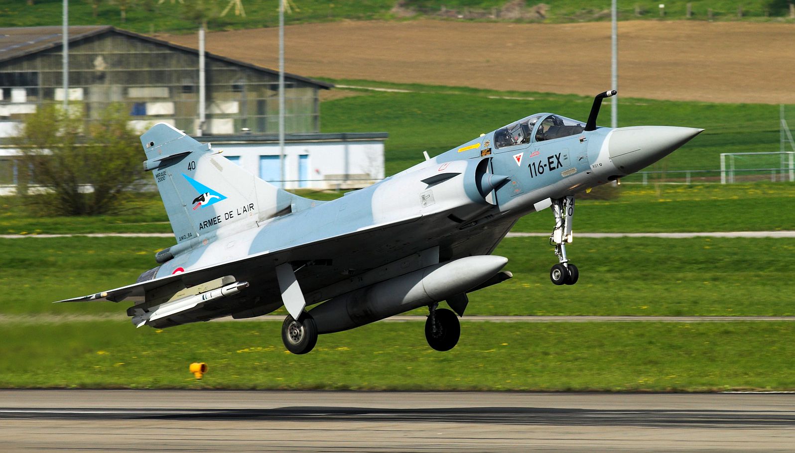 Un Mirage 2000-5F in flare sulla pista di Payerne. Mirage 2000-5F in atterraggio.