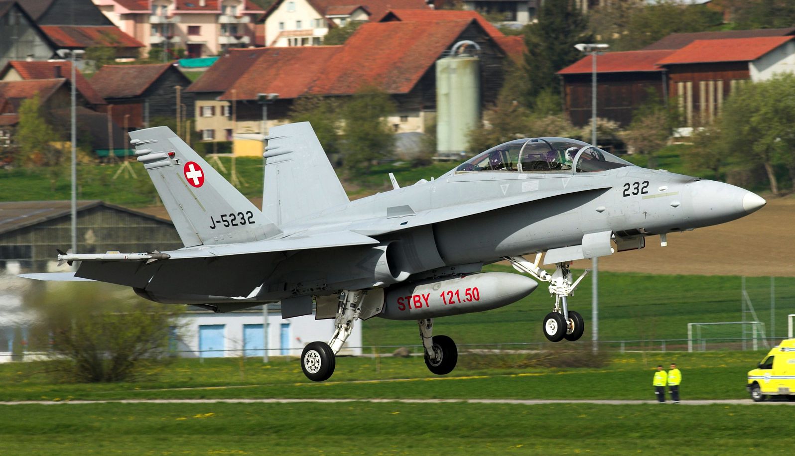 Un F/A-18D all'atterraggio. Sul suo serbatoio ventrale appare ancora la frequenza di allerta in uso nello spazio aereo di Davos, durante il WEF F-18D in atterraggioo.