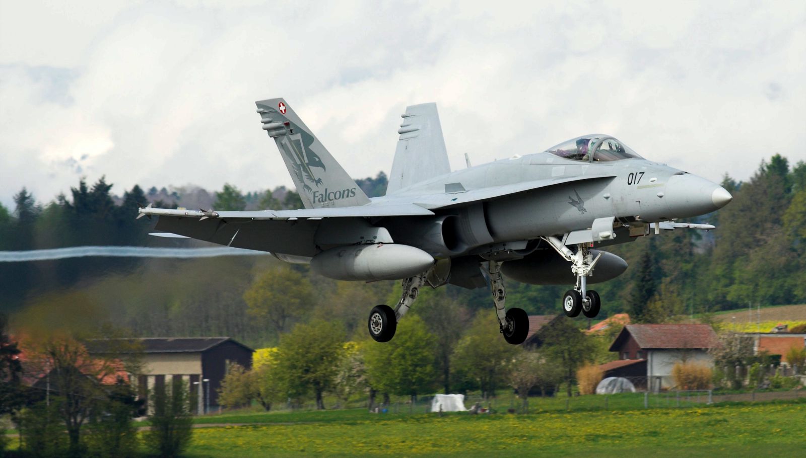 L'Hornet J-5017, la flag-ship della Fliegerstaffeln 17, in atterraggio. F-18C J-5017 in atterraggio.