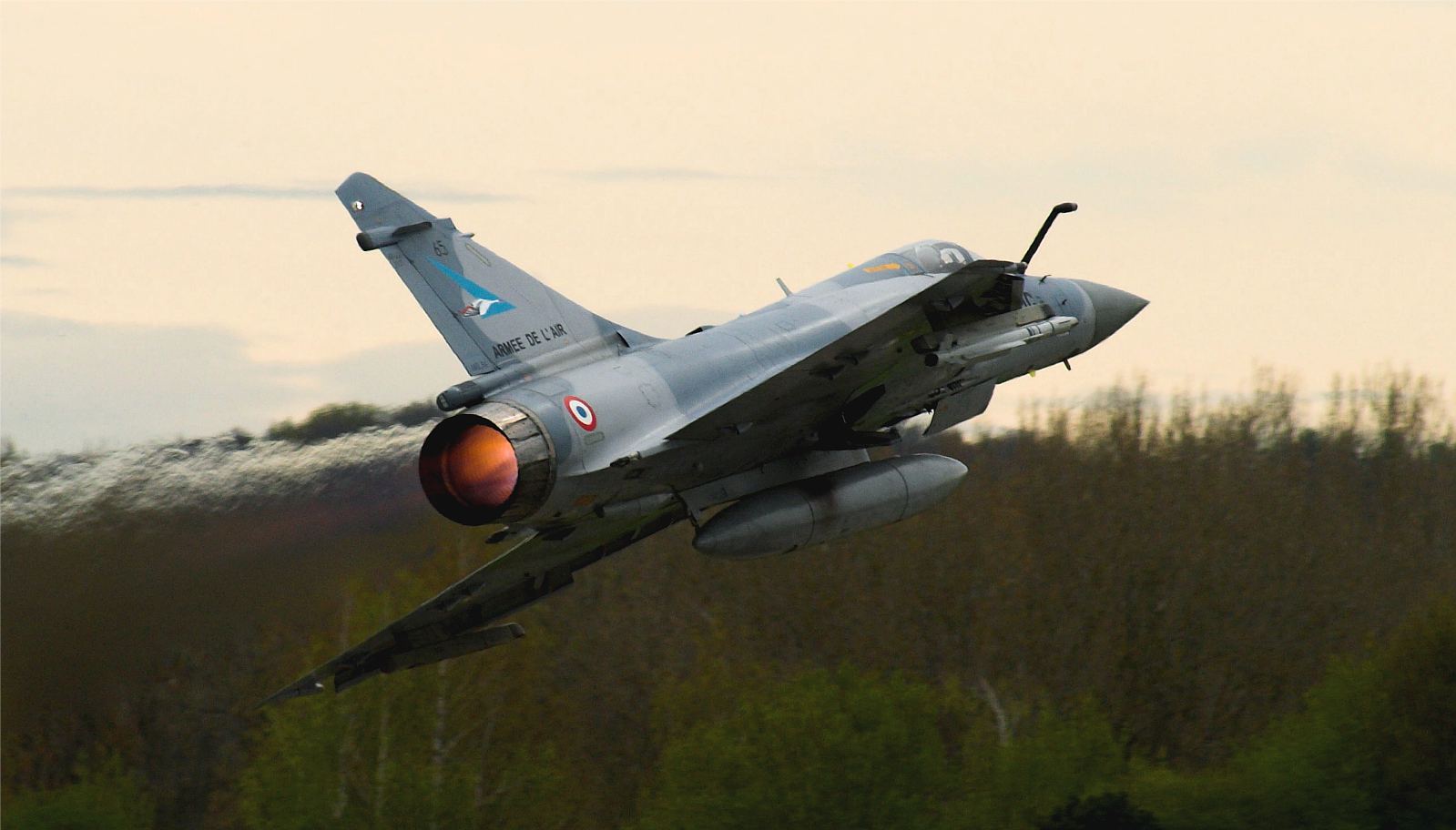 Un Mirage dello EC 1.2 vira subito dopo il decollo da Payerne. Mirage 2000 in virata