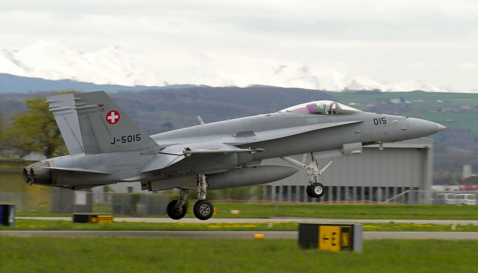 L'Hornet J-5015 stacca ai 4.000 piedi. Il sistematico utilizzo da parte dei piloti svizzeri del regime MILITARY DRY durante il decollo, rende notevolmente più lunga la corsa d'involo dell'Hornet rispetto a quella del Mirage. Hornet J-5015 in decollo