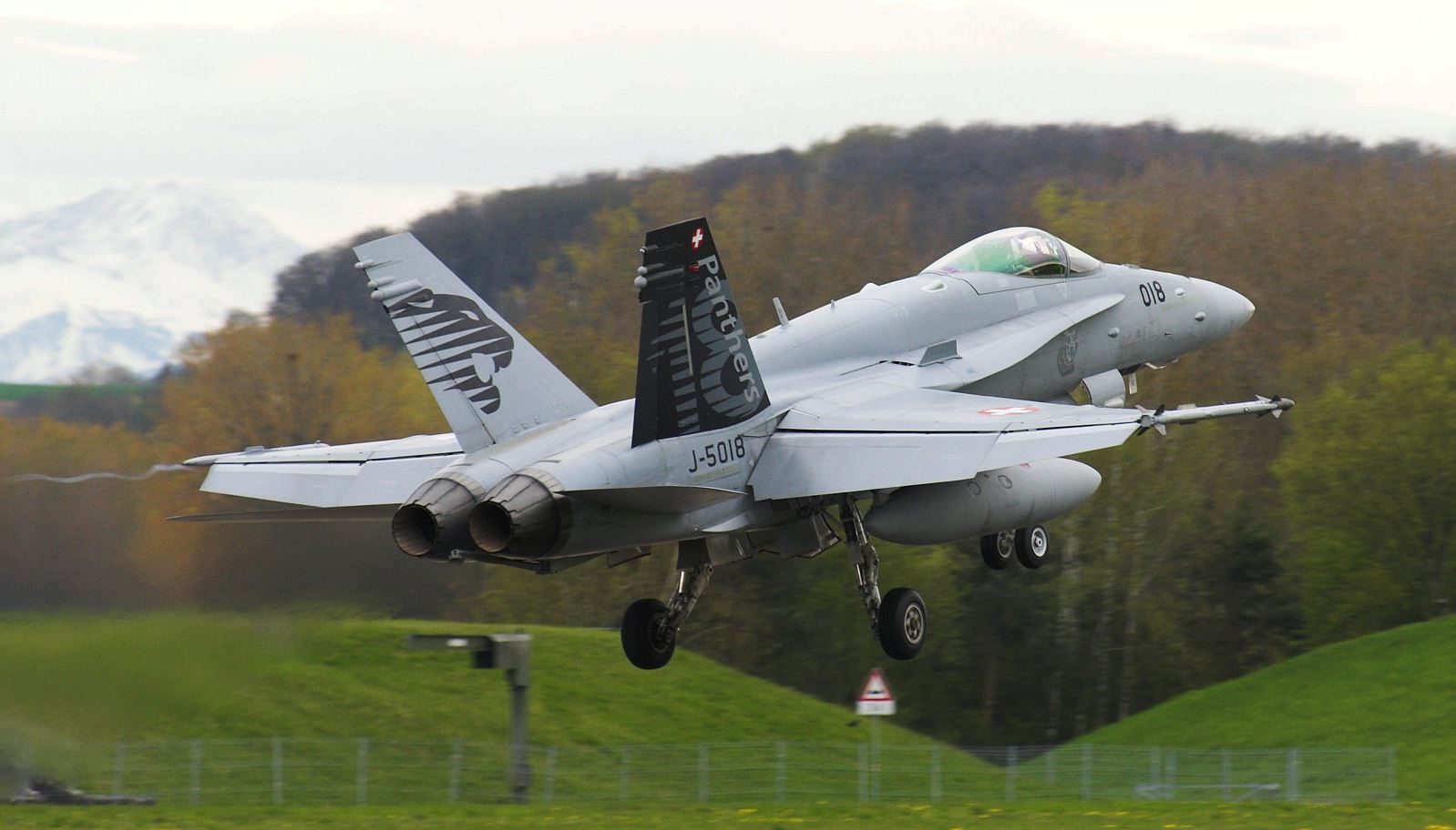 L'Hornet J-5018 con le insegne della FlSt.18 in decollo. J-5018 in decollo