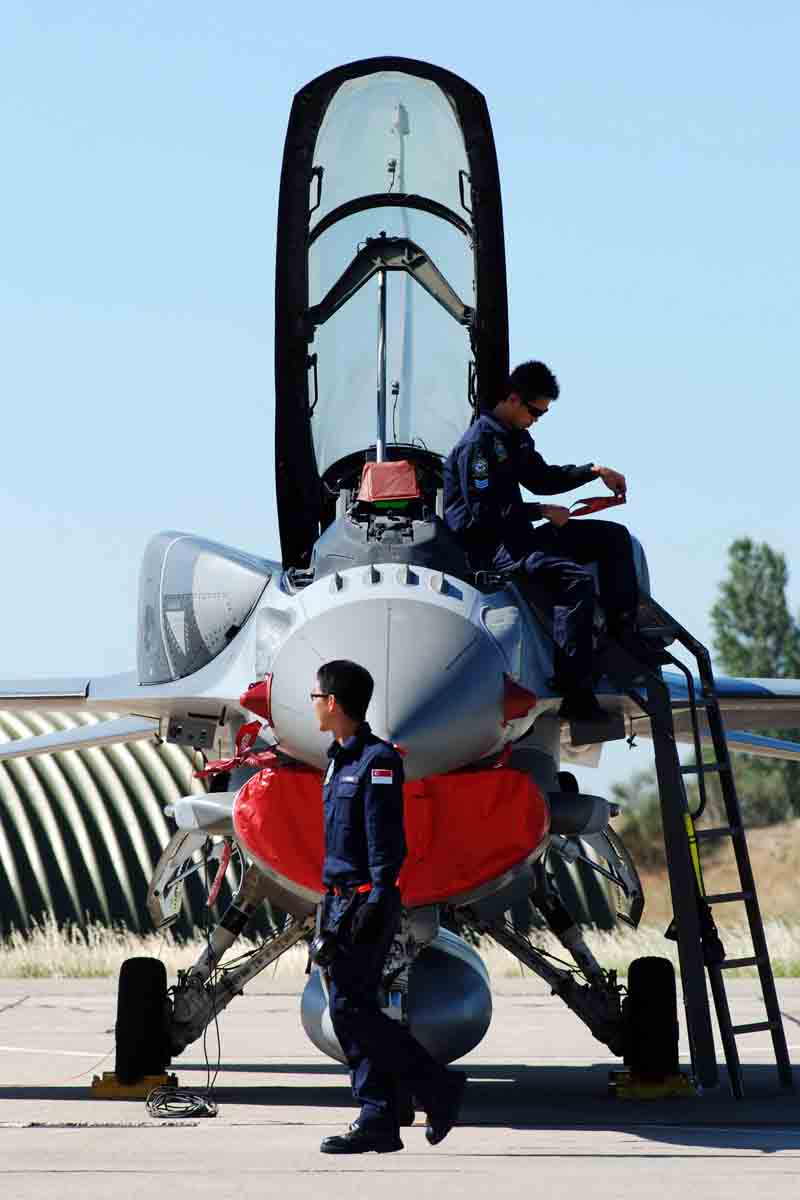 9v.af_F-16D+ punta