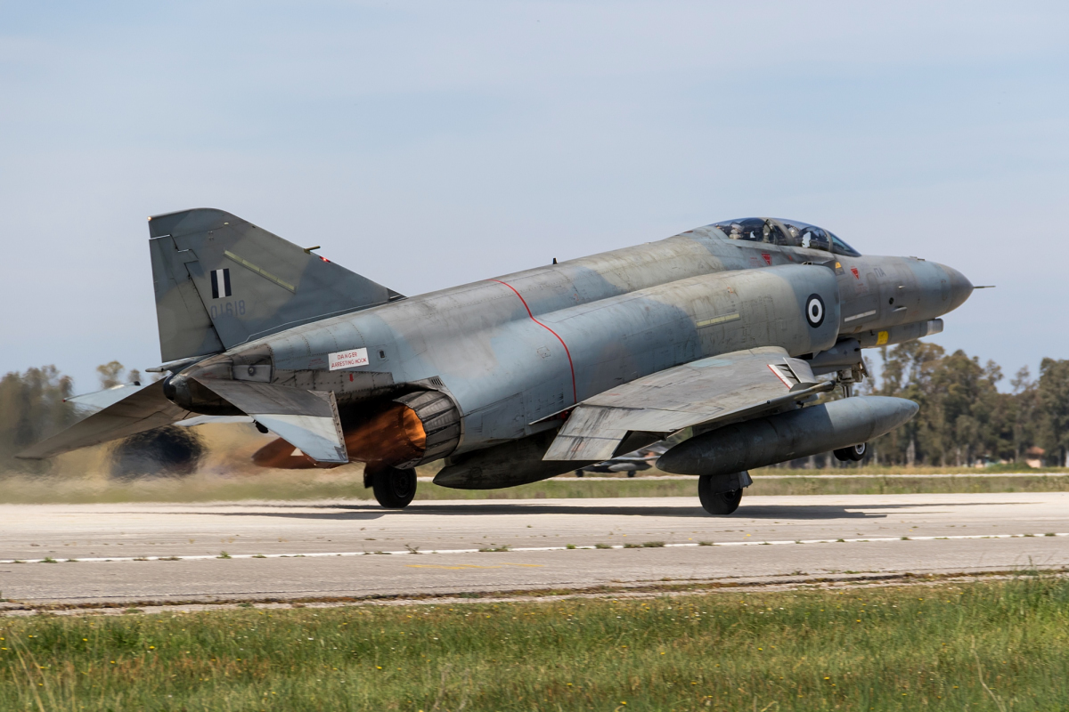 F-4E del locale 117 Wing in decollo. Entro breve, anche questi velivoli avreanno terminato la loro carriera operativa in seno alla HAF. photo © Alberto Celsan - click for the slideshow