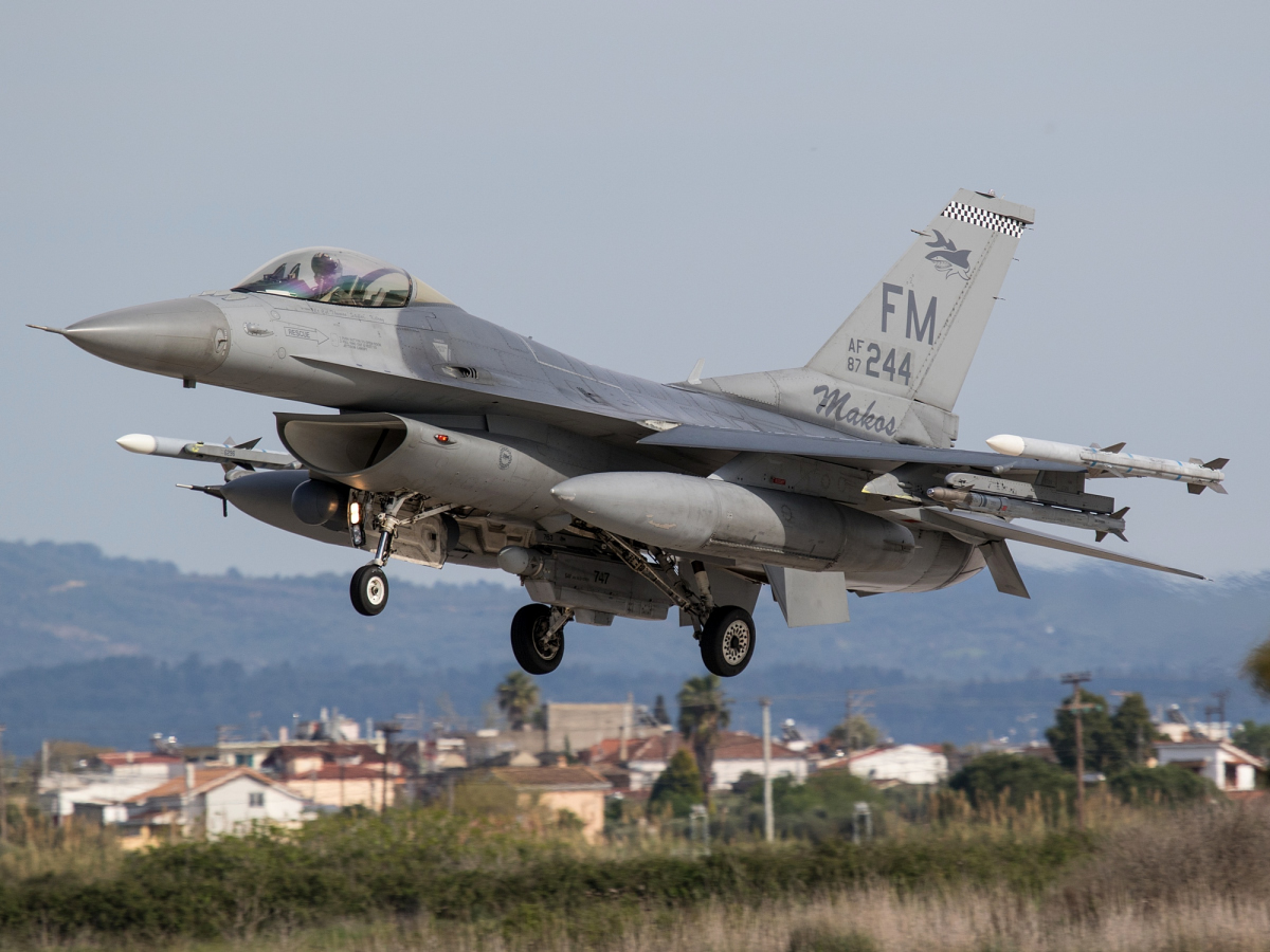 F-16C dei 'Makos' al rientro dalla missione pomeridiana.
photo © Alberto Celsan - click for the slideshow