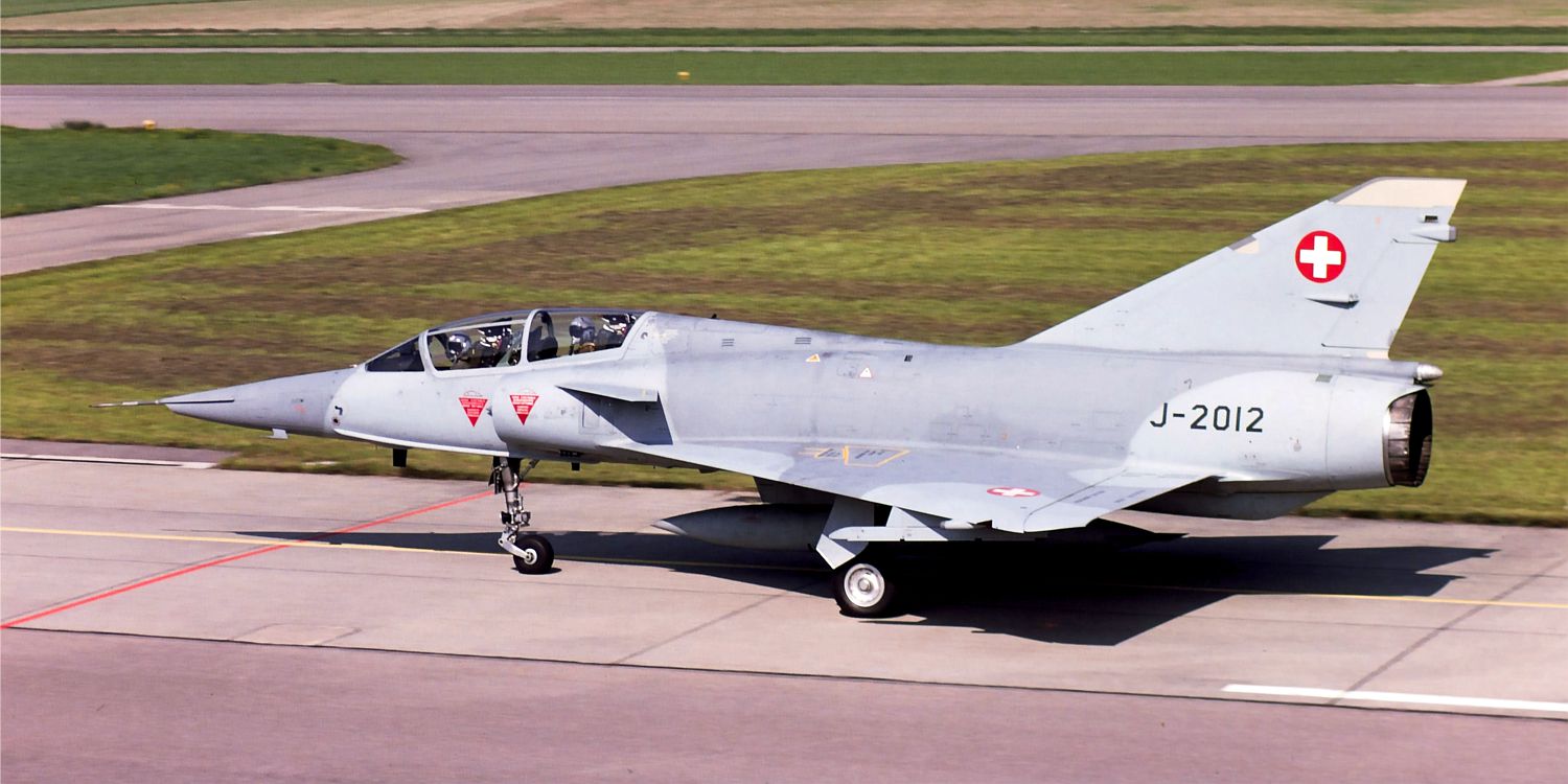 Le linee pulite del Mirage III appaiono, se possibile, ancora più eleganti nella versione biposto. Mirage IIIDS J-2012