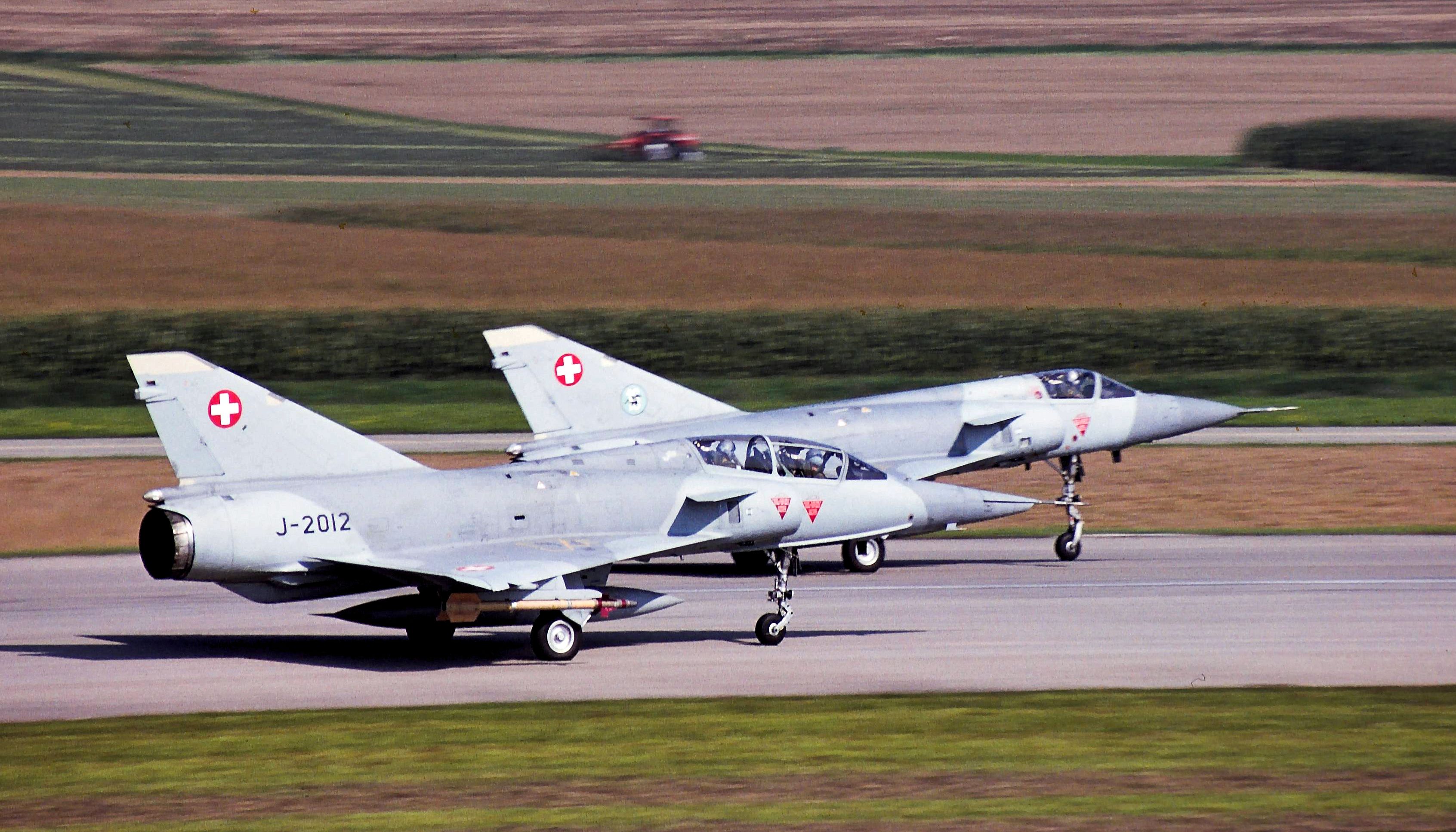 Una coppia formata da Mirage monoposto e biposto in decollo sulla pista di Payerne nel Settembre del 1999. Mirage IIIDS + IIIS in decollo