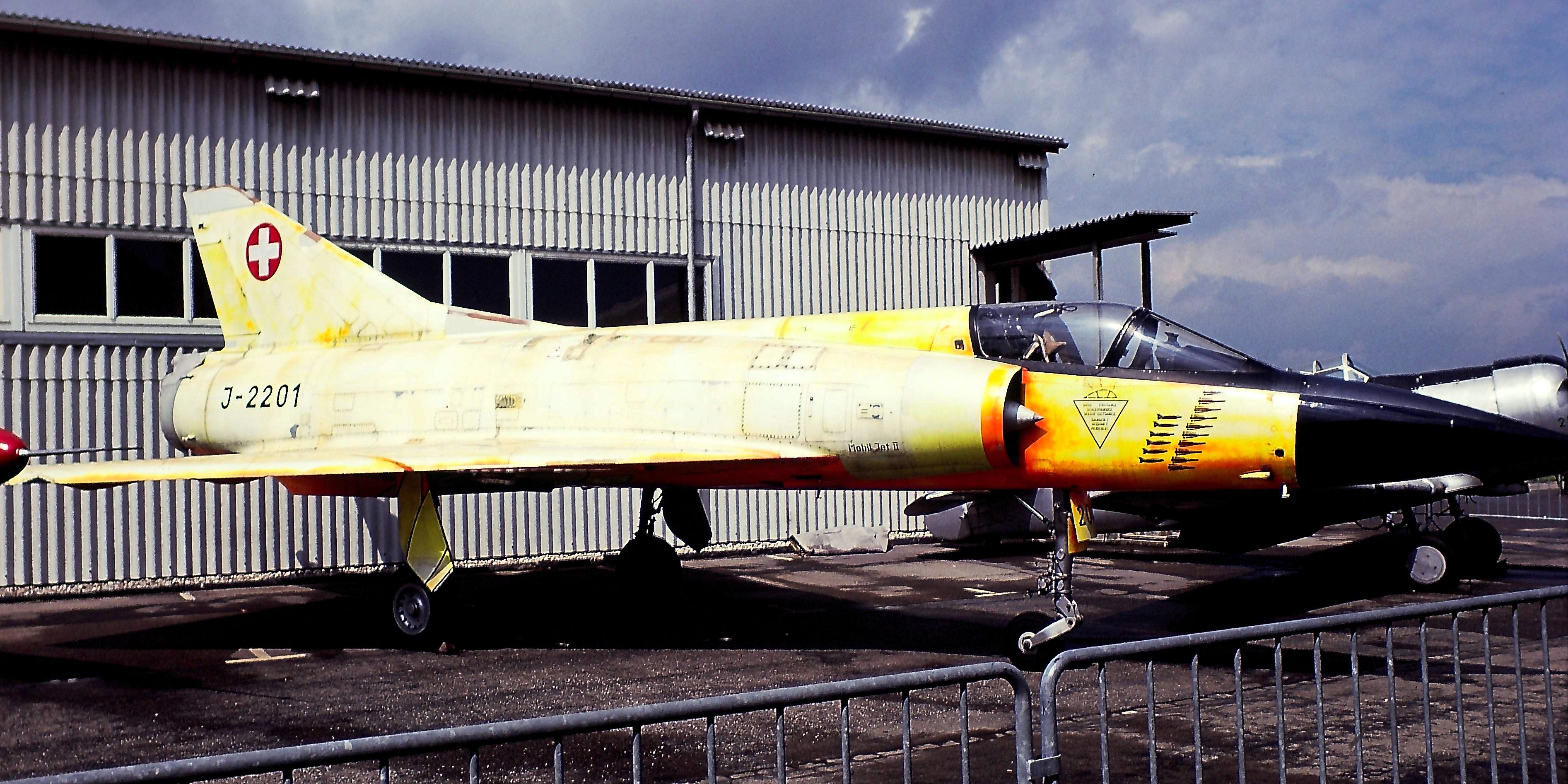 Nel 1962 venne acquisito il Mirage IIIC,codificato J-2201, ai fini della valutazione operativa. Questo velivolo venne anche utilizzato per l'integrazione del sistema d'arma Hughes Falcon HM-55. Sono visibili le silouettes relative alle prove di lancio del missile aria-terra As.30 e del Falcon. L'esemplare è attualmente conservato presso il FAHRZEUG-MUSEUM di Baretswil (CH) nella sua iniziale colorazione metallica. Mirage IIIC J-2201