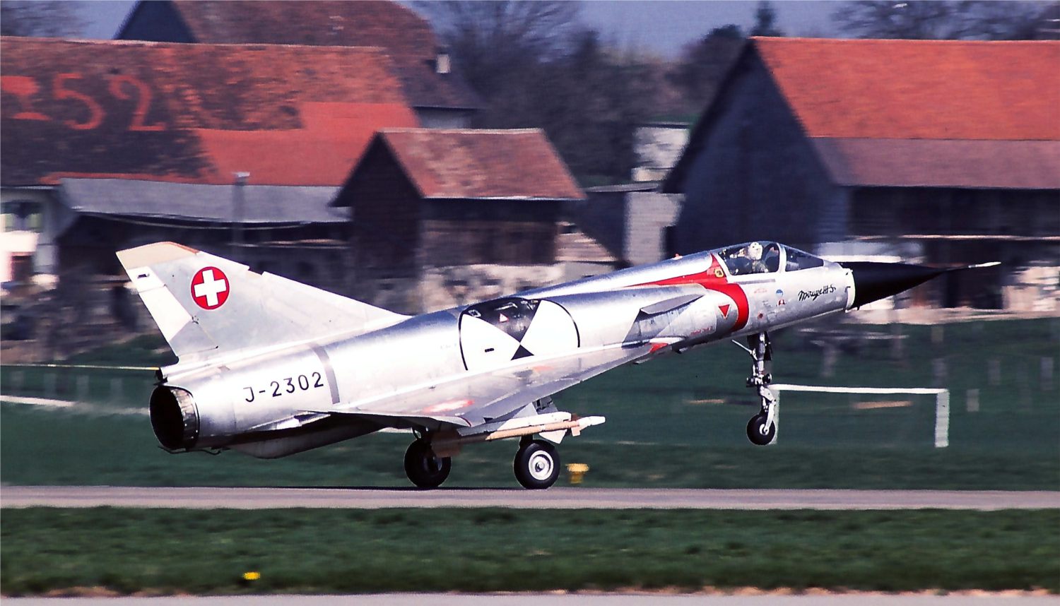 L'esemplare J-2302, di produzione Dassault, venne utilizzato lungamente in seno allo GRD (Gruppe fur Rustungsdiense) di Emmen a scopi sperimentali. All'inizio degli anni Ottanta divenne il prototipo per il programma KAWEST = KAmpfWErtSTeigerung relativo ai Mirage elvetici. (Payerne, Apr. 1984) Mirage IIIS J-2302 GRD